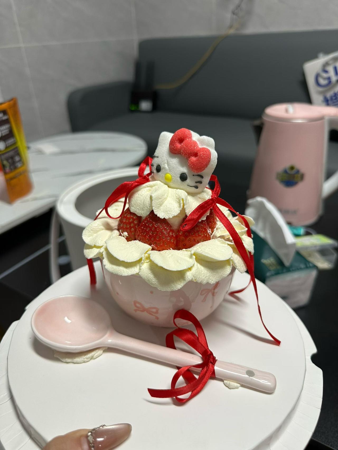 hello Kitty 草莓碗蛋糕