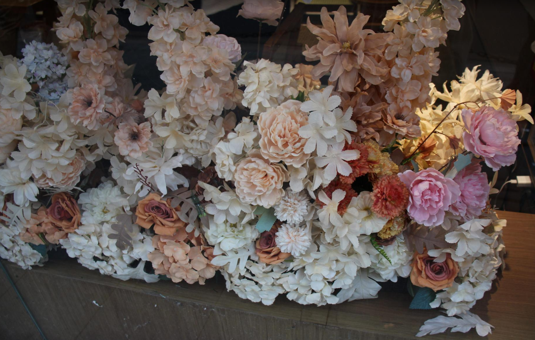 橱窗内盛开的花